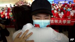 Seorang pekerja medis dari Provinsi Jilin di China bersiap kembali ke daerahnya dari Bandara Wuhan Tianhe di Wuhan, Provinsi Hubei, beberapa jam setelah lockdown 11 minggu karena wabah virus corona dicabut, Rabu, 8 April 2020.(Foto: Reuters)