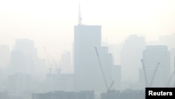 Gedung-gedung pencakar langit terlihat berselimut asap putih akibat polusi udara di Bangkok, Thailand, 17 Januari 2019. (Foto: dok).
