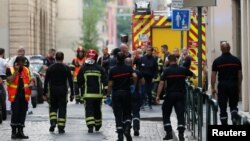 Para petugas pemadam kebakaran dan medis terlihat di lokasi pasca ledakan di Lyon, Perancis, Jumat (24/5). 