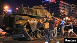 انقرہ کی سڑکوں پر عوام باغی فوجی ٹینکوں کو روکنے کی کوشش کررہے ہیں۔ فائل فوٹو
