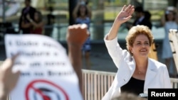 Suspended Brazilian President Dilma Rousseff waves to supporters after the Brazilian Senate voted to impeach her for breaking budget laws, at Planalto Palace in Brasilia, Brazil, May 12, 2016. REUTERS/Paulo Whitaker 