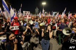 Demonstran di Yerusalem memprotes pemerintah Israel dan menuntut pembebasan sandera yang ditahan Hamas, 31 Maret 2024. (Foto: Ahmad Gharabli/AFP)