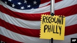 Transparent Trampovih pristalica "Prebrojite ponovo glasove u Filadelfiji"