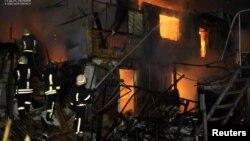 Spasioci rade na mestu udara ruskog drona, tokom ruske agresije na Ukrajinu, u regionu Odese, Ukrajina, 27. decembra. 2023.