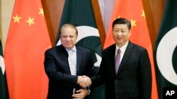Perdana Menteri Pakistan Nawaz Sharif, (kiri), berjabat tangan dengan Presiden China Xi Jinping menjelang Forum Belt and Road di Beijing, China, 13 Mei 2017.