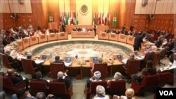 Pertemuan para Menteri Luar Negeri Liga Arab membahas masalah Suriah di Kairo (12/11). Suriah memberi tahu Liga Arab akan mengizinkan pemantau dengan beberapa syarat.