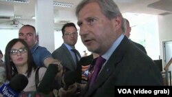 Evropski komesar za proširenje Johanes Han u u jednoj od poseta regionu, Foto: video grab