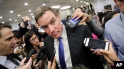 Wakil Ketua Komite Intelijen Senat, Mark Warner, yang berada di panel yang menyelidiki keterlibatan Rusia dalam pemilihan presiden 2016 berbicara kepada wartawan di Capitol, di Washington, 22 Juni 2017.