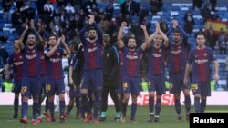 Gerard Pique de Barcelone et ses coéquipiers applaudissent les fans à la fin du match de football du club contre le Real Madrid à Madrid, le 23 décembre 2017.