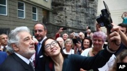 Placido Domingo berswafoto di Gedung Opera 'Festspielhaus' setelah membawakan "Luisa Miller" karya Giuseppe Verdi, di Salzburg, Austria, Sunday, Aug. 25, 2019. 
