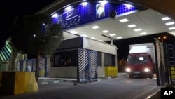 Dalam foto ini yang dirilis pada hari Rabu, 6 November 2019 oleh Organisasi Energi Atom Iran, Sebuah truk berisi silinder gas uranium hexafluoride meninggalkan fasilitas pengayaan uranium Ahmadi Roshan di Natanz ke fasilitas nuklir Fordo. (Foto: dok).