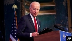 Presiden terpilih Joe Biden pergi setelah berbicara di sebuah acara di teater The Queen, Jumat, 15 Januari 2021, di Wilmington, Del. (Foto: AP/Matt Slocum)