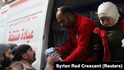 Relawan Palang Merah Suriah memberikan obat-obatan ke warga sipil di Ghouta, Suriah, 5 Maret 2018. (Foto: dok).