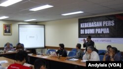 FILES - Sebuah pertemuan antara Dewan Pers, AJI Indonesia dan jurnalis membahas soal peiputan di Papua, 29 April 2015. (Foto:VOA/Andylala)