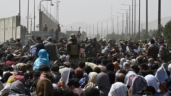 Warga Afghanistan berkumpul di pinggir jalan dekat bagian militer bandara di Kabul, 20 Agustus 2021, berharap dapat melarikan diri dari negara itu setelah militer Taliban mengambil alih Afghanistan. (Foto: Wakil KOHSAR/AFP)