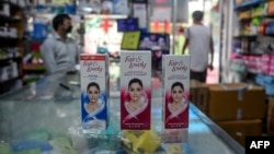 Krim pencerah kulit "Fair and Lovely" produksi Unilever di sebuah toko di New Delhi, India, 8 Juli 2020. (Foto: dok).