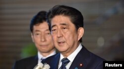 Perdana Menteri Jepang, Shinzo Abe memberikan keterangan kepada media di kediaman resminya di Tokyo, sebelum bertolak ke Amerika Serikat, 6 Juni 2018. (Foto: dok).