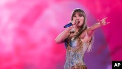 ٹیلر سوئفٹ اپنے دی ایراز ٹور کے دوران وینکوؤر کینیڈا میں پرفام کر رہی ہیں۔ ان کی کتاب دی ایراز ٹور 2024 کی سب سے زیادہ فروخت ہونے والی کتابوں میں شامل ہے۔ 6 دسمبر 2024