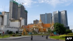 រូបឯកសារ៖ សំណង់អគារពាណិជ្ជកម្មខ្ពស់ៗនៅពីក្រោយវិទ្យាពុទ្ធិកបណ្ឌិតនៅរាជធានីភ្នំពេញ កាលពីថ្ងៃទី២៩ ខែមិថុនា ឆ្នាំ២០២០។ 