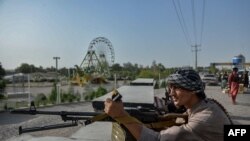 نیروهای امنیتی و شبه‌نظامیان افغانستانی در حال نبرد با طالبان، در نزدیکی شهرستان انجیل، استان هرات، جمعه ٨ مرداد ۱۴۰۰