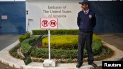 Seorang penjaga keamanan khusus sedang berjaga di luar Kedubes AS di New Delhi, 18 Desember 2013 (Foto: dok).