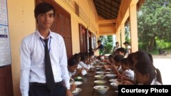 ថន ប៊ុនថឹង និង​សិស្ស​មក​ពី​សាលា​បង្រៀន​ភាសា​អង់គ្លេស​របស់​ប៊ុនថឹ បាន​រៀបចំ​កម្មវិធី​សិក្សា​មួយ ដើម្បី​លើក​កម្ពស់​ការ​យល់​ដឹង​អំពី​អនាម័យ និង​ការ​ការពារ​បរិស្ថាន​នៅ​សាលា​បឋម​សិក្សា​មួយ​នៅ​ក្នុង​ភូមិ​ព្រះដាក់ ខេត្ត​សៀមរាប។ (Courtesy Photo)