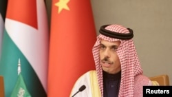 Menteri Luar Negeri Arab Saudi Pangeran Faisal bin Farhan Al-Saud menghadiri konferensi pers di tengah pelaksanaan KTT Teluk Arab di Riyadh, Arab Saudi, pada 9 Desember 2022. (Foto: Reuters/Ahmed Yosri)
