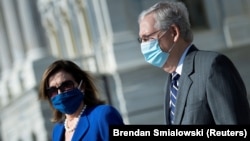 Predsedavajuća Predstavničkog doma Nensi Pelosi i lider republikanaca u Senatu Mič Mekonel