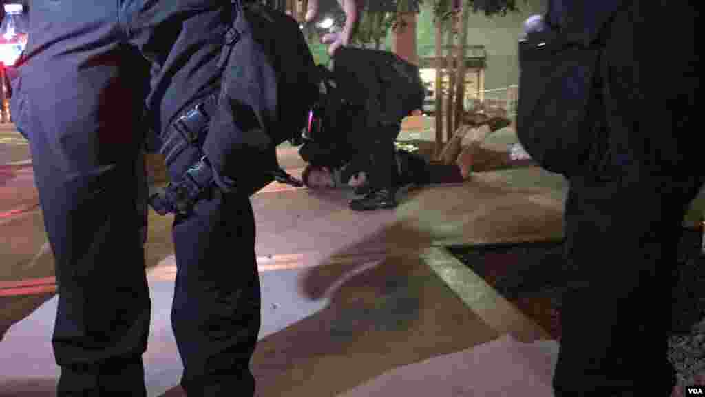 Police arrest a man after he aggressively approached a police officer in Phoenix, Az., Aug. 22, 2017. (Photo: Celia Mendoza / VOA) 