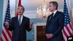 토니 블링컨 미국 국무장관과 왕이 중국 외교부장이 26일 워싱턴 국무부 청사에서 회담했다.