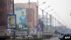 Des véhicules brûlés autour de l'hôtel Splendid de Ouagadougou, le 16 janvier 2016. (AFP / AHMED OUOBA)