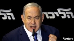 Perdana Menteri Israel Benjamin Netanyahu berbicara dengan media di Airport City dekat Tel Aviv, Israel, 27 Desember 2019. (Foto: Reuters/Amir Cohen)