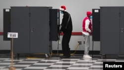 ARHIVA - Ljudi učestvuju u ranom glasanju za drugi krug izbora za predstavnike Georgije u Senatu SAD, u Atlanti 14. decembra 2020. (Foto: Reuters)