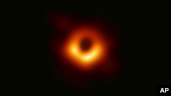 Foto lubang hitam yang dirilis pada 10 April 2016 oleh Event Horizon Telescope. 