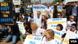 Une jeune fille est transportée par un secouriste, débarque au port sicilien de Pozzallo, Italie, tôt lundi, 20 Avril 2015.