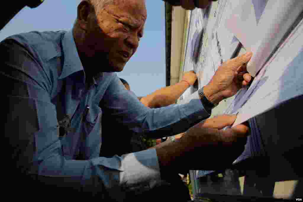 ក្រុម​ប្រឹក្សា​សង្កាត់​ម្នាក់​កំពុង​ស្វែង​រក​ឈ្មោះ​របស់​ខ្លួន​ក្នុង​មុន​នឹង​ចូល​ទៅ​បោះឆ្នោត​ព្រឹទ្ធសភា ​កាលពីថ្ងៃទី២៥​ ខែកុម្ភៈ ​ឆ្នាំ២០១៨ ​នៅ​មណ្ឌល​បោះឆ្នោត​មួយ​ ក្នុង​បរិវេណ​វិទ្យាល័យ​ហ៊ុនសែន​ប៊ុនរ៉ានី​វត្តភ្នំ ​រាជធានី​ភ្នំពេញ។​ (អូន ឆេងប៉រ/VOA)