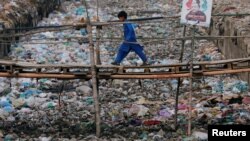 کراچی میں کچرے کا ایک ڈھیر۔ 31 اگست 2018