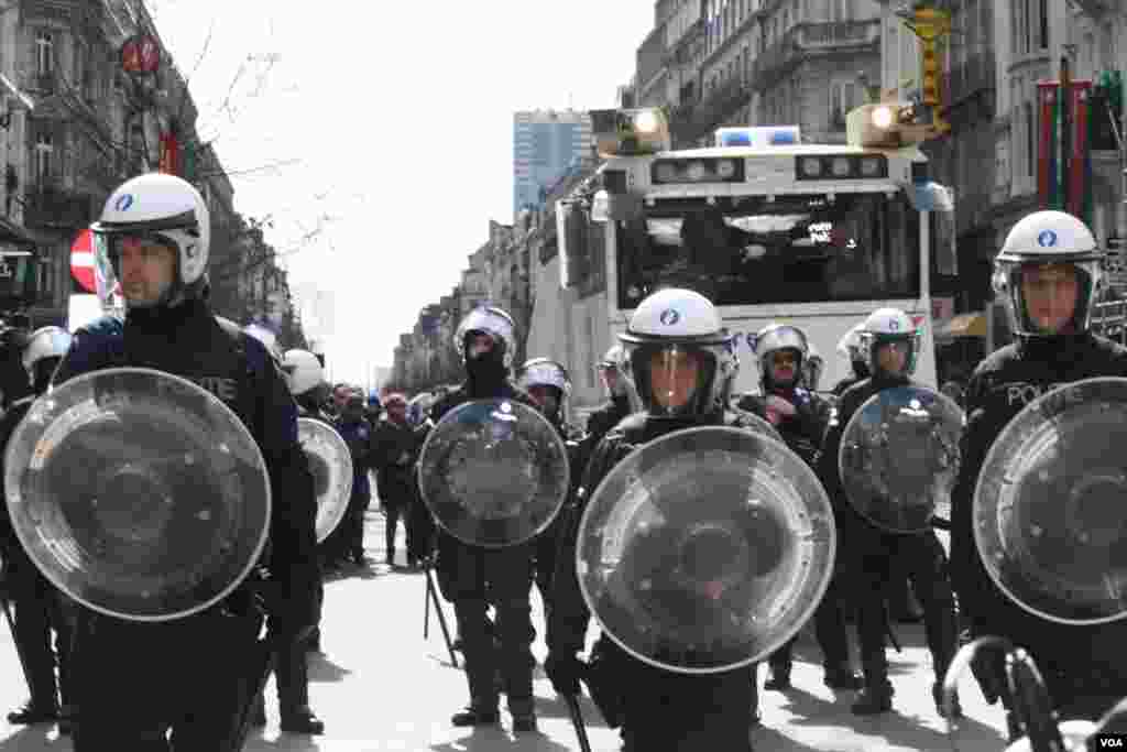 Riot police in formation as they slowly back right-wing protesters out of the squarein Brussels. (H. Murdock/VOA)