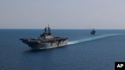 دو فروند از شناورهای جنگی نیروی دریایی ایالات متحده در دریای سرخ (آرشیو - مرداد ۱۴۰۲)