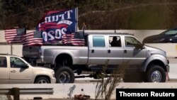 ក្បួន​រថយន្ត​ដែល​មាន​ដោត​ទង់​បង្ហាញ​ការ​គាំទ្រ​ចំពោះ​លោក​ប្រធានាធិបតី Donald Trump បើក​នៅ​លើ​ផ្លូវ​ល្បឿន​លឿន​មួយ​​​ក្នុងរដ្ឋកាលីហ្វ័រញ៉ា នៃសហរដ្ឋ​អាមេរិក។