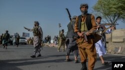 Para milisi Afghanistan bergabung dengan pasukan nasional Afghanistan untuk melawan kelompok Taliban di provinsi Herat (30/7). 