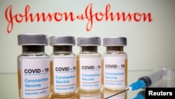 រូបឯកសារ៖ ដប​វ៉ាក់សាំង​បង្ការ​ជំងឺកូវីដ១៩ ត្រូវ​បានថត​នៅ​ពី​មុខ​ស្លាកសញ្ញា​របស់​ក្រុមហ៊ុន​ផលិត​វ៉ាក់សាំង Johnson & Johnson។