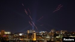 3일 우크라이나 수도 크이우의 상공에서 러시아 군의 드론 공격에 대응해 우크라이나 군이 요격 사격을 하고 있다.