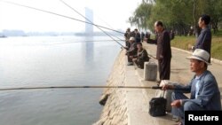 지난 2010년 10월 북한 평양 대동강에서 노인들이 낚시를 하고 있다. (자료사진)