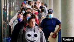 Warga AS antre untuk mengajukan tunjangan pengangguran di Frankfort, Kentucky (foto: ilustrasi). 