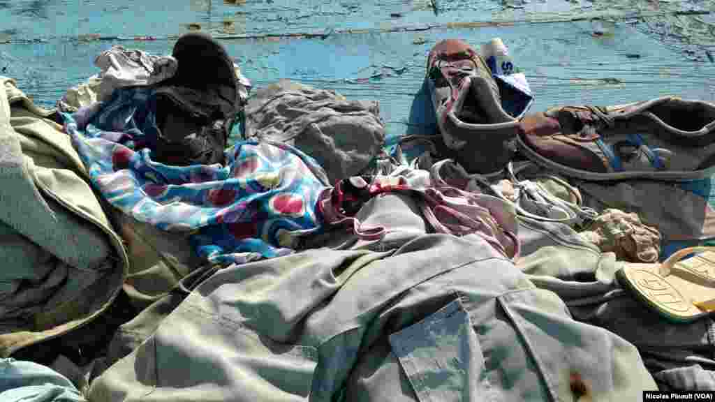 Des vêtements et des chaussures sur un bateau au mémorial de Pozzallo. Ce site rend hommage aux victimes qui sont mortes en tentant de rejoindre l&#39;Europe en traversant la Méditerranée sur des embarcations de fortunes, Pozzallo, Sicile, 7 octobre 2015 (Nicolas Pinault/VOA). &nbsp;