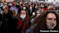 터키 정부가 20일 '여성보호' 협약인 이스탄불 협정에 탈퇴하자 이에 항의하는 여성들의 시위가 벌어졌다. 
