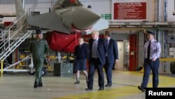 Perdana Menteri Inggris Boris Johnson saat melakukan kunjungan ke Moray, Skotlandia, Kamis (23/7). 