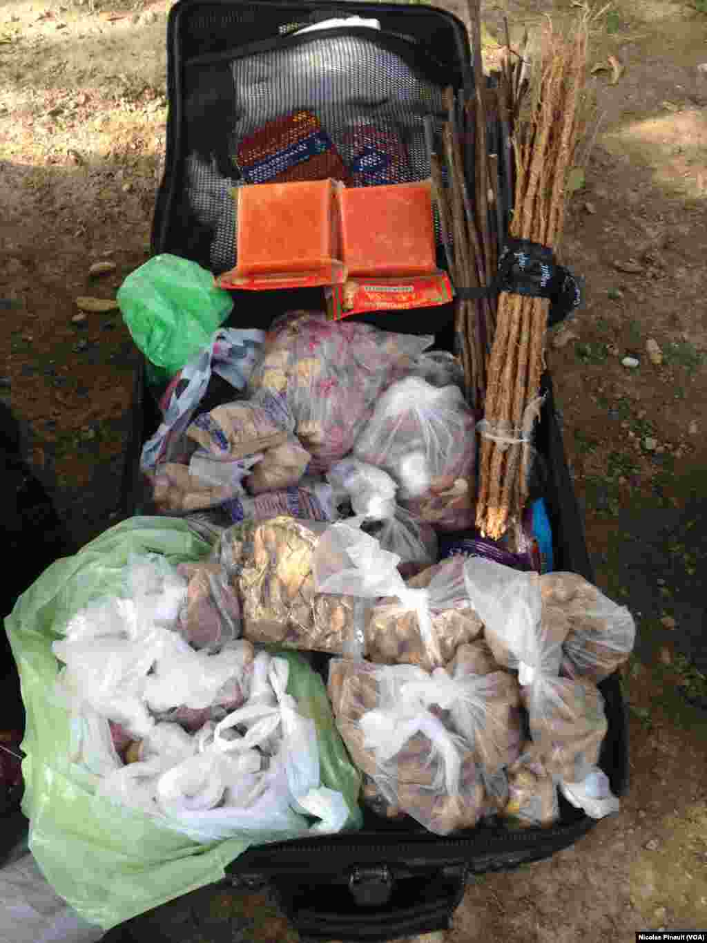 De la nourriture sénégalaise vendue au marché de Lima, Milan, 10 octobre 2015 (Nicolas Pinault/VOA).