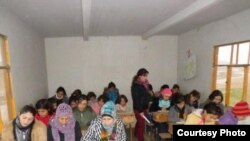 Suriyaning Amuda shahrida kurd bolalari ona tilini o'rganmoqda 